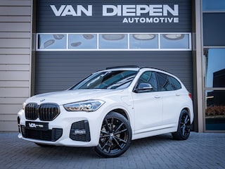 BMW X1 xDrive25e High Executive - M-Sport l Pano l HUD l Camera l Auto Carplay