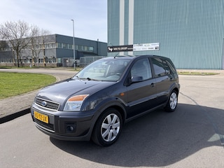 Ford Fusion 1.4-16V Futura Plus 81 PK. Prachtige auto van de tweede eigenaar !!! Slechts 84.000 KM !!