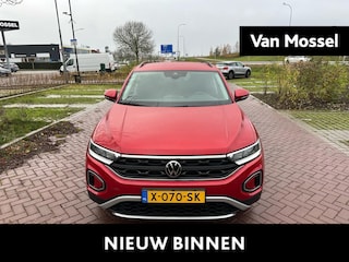Volkswagen T-Roc 1.5 TSI Life 150 PK| Origineel Nederlands | 1e Eigenaar | Dealeronderhouden | Trekhaak | Navigatie | Dodehoek Detectie |Digitale Cockpit Pro | Parkeersensoren