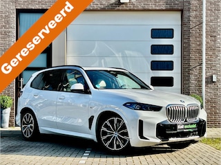 BMW X5 xDrive50e High Executive M Sport / Achteras besturing / Head-UP / Panodak / Luchtvering / Soft Close / Harman-Kardon / Trekhaak / Park Assist Prof / Individual Leder Merino / Zwarte Hemel / 1e Eigenaar!