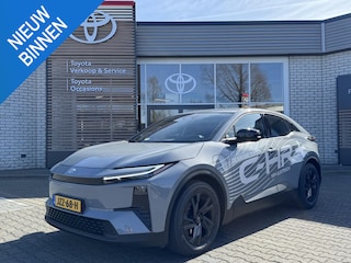 Toyota C-HR C-HR+ FIRST EDITION 77 KWH WARMTEPOMP STOEL/STUURVERW LED APPLE/ANDROID EL-ACHTERKLEP BSM KEYLESS AD-CRUISE PARK-SENSOREN