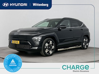 Hyundai Kona BLACK LINE 65.4 kWh | TREKHAAK | SIDE BARS | CAMERA | CLIMA | CRUISE ADAPT. | NAVI | 17'' LM VELGEN | UNIEK! | FABRIEKSGARANTIE GELDIG T/M 1-2029! |