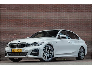 BMW 318i M Sport, Stoelverwarming, Carplay, Alcantara, Sfeerverlichting, DAB+, PDC, Navigatie, Sportstoelen.