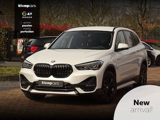BMW X1 sDrive18i | Handbak | Uniek | PearlWeiss | Leer | Nav | All-black! | Privacy glass