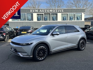 Hyundai Ioniq 5 Lounge 84 kWh SOH 100%| NIEUWE AUTO 45KM!!| VAN €60.000,- NU VOOR SLECHTS €45.877,- Uw LENTEVOORDEEL €14.123,-| ELEK. STOELEN MET MEMORY| WARMTEPOMP| BOSE AUDIO| HEAD-UP DISPLAY| STOELVERWARMING+ VENTILATIE| ACHTERBANK VERWARMD| SUPER COMPLEET!|