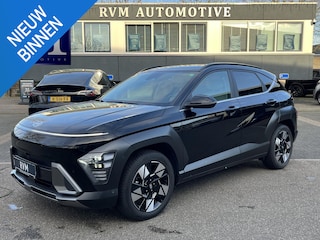 Hyundai Kona 1.6 GDI HEV Comfort Smart VAN €30.900,- NU VOOR SLECHTS €26.877,- Uw LENTEVOORDEEL €4.023,-| ELEK. ACHTERKLEP| STOEL + STUURVERWARMING| FABRIEKSGARANTIE HYUNDAI T/M 01-2029| DODE HOEK SENSOR| 360 CAMERA| ADAPTIVE CRUISE CONTROL|