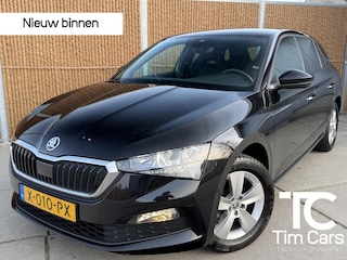Skoda Scala 1.0 TSI Sport Business 110pk 6-bak | Apple CarPlay | LED | Lane assist | Cruise & climate control | DAB ontvangst | Zwarte hemelbekleding en sportstoelen | Parkeersensoren achter