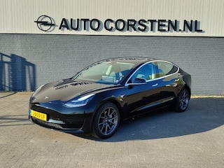 Tesla Model 3 SR+ 325PK AutoPilot Leer Pano-Dak Adaptive Cruise Camera's Elektr.-Stuur+Stoelen+Spiegels+Geheugen+Easy-Entry+Verwarmde stoelen Park assistent Pdc WIFI Ecc Lane-Assist Speed-Assist Ecc Navi Led DAB Voorverwarmen interieur via App Keyless One-Pedal-Drive SOH 82% 1e Eigenaar Origineel Nederlandse Auto 1.584kg licht!