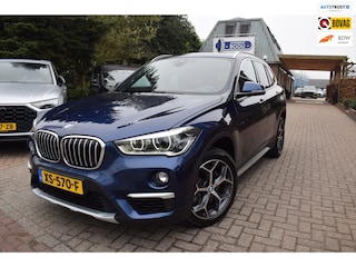 BMW X1 SDrive20i Orange Edition III AUTOMAAT/PANO DAK/CRUISE/NAVI/TREKH/NL-AUTO/HEAD-UP/STOEL VERW/CAMERA/LEDER/KEYLESS/XENON LED