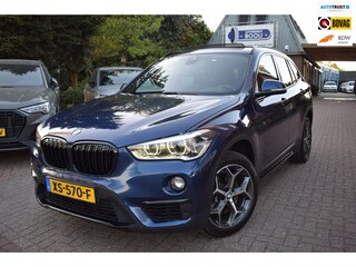 BMW X1 SDrive20i Orange Edition III AUTOMAAT/PANO DAK/CRUISE/NAVI/TREKH/NL-AUTO/HEAD-UP/STOEL VERW/CAMERA/LEDER/KEYLESS/XENON LED