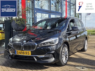 BMW 2-serie Tourer 218i 7persoons High Executive Edition | Leer | Navigatie | Trekhaak | Cruise Control | Head-up Display | Licht metalen velgen