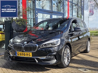 BMW 2-serie Tourer 218i 7persoons High Executive Edition | Leer | Navigatie | Trekhaak | Cruise Control | Head-up Display | Licht metalen velgen