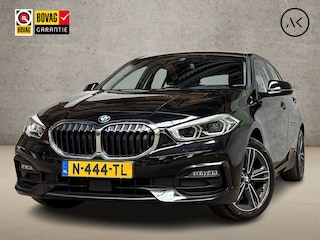 BMW 118i Sportline Automaat (APPLE CARPLAY, DEALER ONDERHOUDEN, GROOT NAVI, LEDER, CAMERA, STOELVERWARMING, SPORTSTOELEN, LANE ASSIST, NIEUWE APK, NIEUWSTAAT)