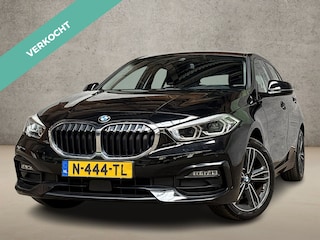 BMW 118i Sportline Automaat (APPLE CARPLAY, DEALER ONDERHOUDEN, GROOT NAVI, LEDER, CAMERA, STOELVERWARMING, SPORTSTOELEN, LANE ASSIST, NIEUWE APK, NIEUWSTAAT)