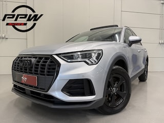 Audi Q3 45 TFSI e Edition PANO/TREKHAAK/LEER-SPORT/MEMORY/MATRIX/SFEER/KEYLESS/CARPLAY/EL.A.KLEP/DONKERE-HEMEL/BLACK-OPTIC/FLORETTSILBER/VOLLEDIG AUDI DEALER HISTORIE