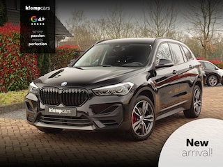 BMW X1 sDrive20i Sportif | All-Black | Uniek | Custom | 19 inch | Nav