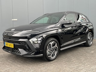 Hyundai Kona 1.6 GDI HEV 130pk N-Line Sky Automaat | Carplay | Keyless | Climate | Navigatie | Full LED | Elek. Klep | Bose Audio | 360 Camera | 18" Lichtmetaal | Elek. Stoelen | Parkeer Assistent | Panoramadak | Digitale Cockpit | Adapt. Cruisecontrol | Stoel verwarming & koeling