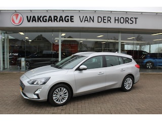 Ford Focus Wagon 1.0-125pk EcoBoost Mild-hybrid Titanium. Mooie, ruime, luxe en comfortabele Ford Focus wagon. Volautm. airco dual, camera, easy entry/easy go, stoel-, stuur- en voorraamverw., cruise control, Isofix, side- en lane assist, parkeersensoren v+a, LM wielen etc.