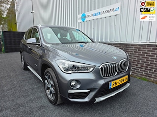 BMW X1 XDrive20i High Executive | Trekhaak | LED | Navigatie | HUD | Camera | Cruise Control | Elek. Achterklep