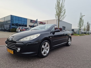 Peugeot 307 CC 2.0-16V CABRIO AUT CARPLAY LEDER PSENSOR NAVI CRUISE TREKHAAK 2 X SLEUTELS