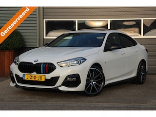 BMW 218i High Executive M-Sport | NL Auto | Panoramadak | Schaalstoelen | Camera | LED | Parking Pack | Sfeer | CarPlay | M Aerodynamicapakket | M sportonderstel | Sportstoelen | Navi | Cruise | LMV 19'' | Zeer nette