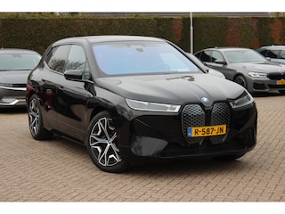 BMW iX xDrive40 Executive 77 kWh / Trekhaak / Panoramadak / 360Camera / Luchtvering / Harman Kardon / 22'' / CarPlay / DAB / Dodehoek / ACC