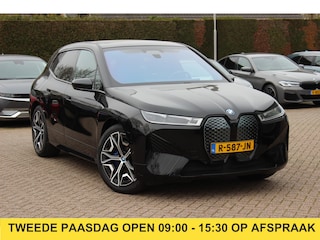 BMW iX xDrive40 Executive 77 kWh / Trekhaak / Panoramadak / 360Camera / Luchtvering / Harman Kardon / 22'' / CarPlay / DAB / Dodehoek / ACC