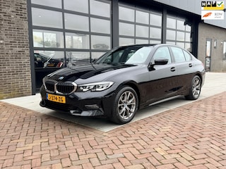 BMW 318i Executive Edition | Navi | M sportstuur | Carplay |