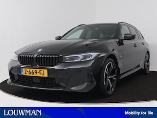 BMW 3-serie Touring 330e | M-Interieur & M- Exterieur | El. Trekhaak | Camera | Plug In Hybride | Elektrische Achterklep | Shadow Line |
