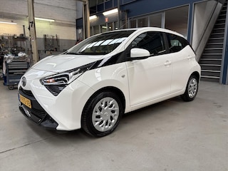 Toyota Aygo 1.0 VVT-i 72pk 5D x-play | Apple carplay / Android auto | Camera | Airco | All season banden | NAP | Rijklaar prijs!