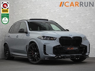 BMW X5 50e M-Sport Pro | M-Performance Stoelen | Achterasbesturing | Carbon | ACC | Panorama | 360 Camera | Soft-Close | Head-Up | M-Gordels | Trekhaak | Harman-Kardon | 22 inch | Individual Leder | Stoelventilatie | Stoelverwarming V+A | Keyless-Entry | Memory | Stuurverwarming | Iconic-Glow | Rij-Assist Pro | Beker Koeling & Verwarming | Zonwering |