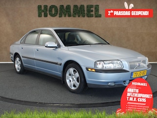 Volvo S80 2.4 - ORIGINEEL NEDERLANDSE AUTO - VASTE TREKHAAK - TREKGEWICHT 1800 KG!!! - 5 CILINDER MOTOR - UNIEKE KILOMETERSTAND - VOLLEDIGE HISTORIE AANWEZIG - AFKOMSTIG VAN 2E EIGENAAR - VERKEERT IN EEN ZEER FRAAIE STAAT -AIRCO - CRUISE CONTROL - 16 INCH LICHT METALEN VELGEN - AUDIO VOLVO - GROOT MULTIMEDIASCHERM - APPLE CARPLAY/ ANDROID AUTO