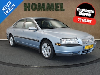 Volvo S80 2.4 - ORIGINEEL NEDERLANDSE AUTO - VASTE TREKHAAK - TREKGEWICHT 1800 KG!!! - 5 CILINDER MOTOR - UNIEKE KILOMETERSTAND - VOLLEDIGE HISTORIE AANWEZIG - AFKOMSTIG VAN 2E EIGENAAR - VERKEERT IN EEN ZEER FRAAIE STAAT -AIRCO - CRUISE CONTROL - 16 INCH LICHT METALEN VELGEN - AUDIO VOLVO - GROOT MULTIMEDIASCHERM - APPLE CARPLAY/ ANDROID AUTO