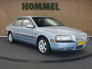 Volvo S80 2.4 - ORIGINEEL NEDERLANDSE AUTO - VASTE TREKHAAK - TREKGEWICHT 1800 KG!!! - 5 CILINDER MOTOR - UNIEKE KILOMETERSTAND - VOLLEDIGE HISTORIE AANWEZIG - AFKOMSTIG VAN 2E EIGENAAR - VERKEERT IN EEN ZEER FRAAIE STAAT -AIRCO - CRUISE CONTROL - 16 INCH LICHT METALEN VELGEN - AUDIO VOLVO - GROOT MULTIMEDIASCHERM - APPLE CARPLAY/ ANDROID AUTO
