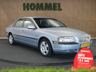 Volvo S80 2.4 - ORIGINEEL NEDERLANDSE AUTO - VASTE TREKHAAK - TREKGEWICHT 1800 KG!!! - 5 CILINDER MOTOR - UNIEKE KILOMETERSTAND - VOLLEDIGE HISTORIE AANWEZIG - AFKOMSTIG VAN 2E EIGENAAR - VERKEERT IN EEN ZEER FRAAIE STAAT -AIRCO - CRUISE CONTROL - 16 INCH LICHT METALEN VELGEN - AUDIO VOLVO - GROOT MULTIMEDIASCHERM - APPLE CARPLAY/ ANDROID AUTO