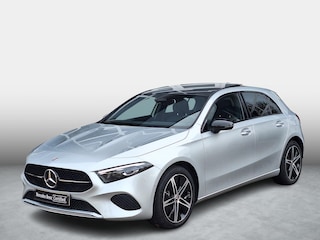 Mercedes-Benz A-klasse 250 e | Panoramadak | Night Pakket | MULTIBEAM LED Koplampen | Apple CarPlay | Android Auto | Sfeerverlichting | Dodehoekassistentie | Stoelverwarming | Achteruitrijcamera | Elektrisch Inklapbare Buitenspiegels