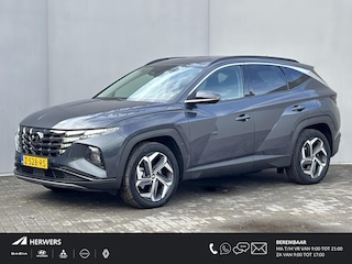 Hyundai Tucson 1.6 T-GDI PHEV Comfort Smart 4WD Automaat / Elektrische Achterklep / Org. NL / Fabrieksgarantie tot 06-2029 / Achteruitrijcamera / Stuur- en Stoelverwarming / 1.350 kg Trekgewicht / Climate Control / Adaptieve Cruise Control / Apple Carplay & Android Auto / Keyless Entry & Start / Navigatie full map /