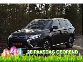 Mitsubishi Outlander 2.0 PHEV Premium 203PK 4WD | NL-Auto | Camera | Trekhaak | Carplay | Standkachel | Keyless | Stoel- & stuurverwarming | Allweathers | LED / Xenon