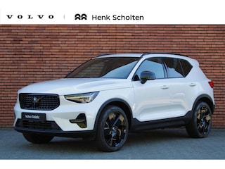 Volvo XC40 B4 Mild Hybrid Plus Black Edition | Panoramisch Schuif-/Kanteldak | Connect Mictrotech/Nubuck Bekleding | Visual Park Assist incl. 360 Graden Camera | Harman/Kardon Premium Geluidssysteem | Elektrisch Verstelbare Stoelen | Stuurverwarming | Stoelverwarming | Getint Glas Achter | Adaptieve Cruise Control | Pilot Assist | Keyless Entry | Elektrische Achterklep