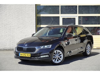 Skoda Octavia Combi 1.5 TSI 150PK! First Edition BJ2021 Lmv 17" | Led V+A | Dynamische knipperlichten | Pdc | Keyless entry | Trekhaak | App-Connect | Navi | Virtual cockpit | Climate control | Cruise control | Verwarmde voorstoelen | Extra getint glas