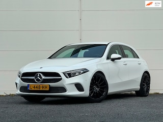 Mercedes-Benz A-klasse 180 Business Solution Wide screen Stoelverwarming Draadloze tel lader Stuurschakeling Verlaagd + 18 inch