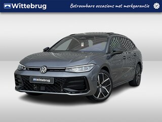 Volkswagen Passat Variant 1.5 eHybrid 272PK DSG R-Line Edition / Fabrieksgarantie / Black Style / Trekhaak / Leer / Panoramadak / 19'' LMV / VW