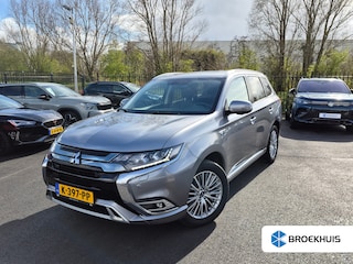 Mitsubishi Outlander 2.4 PHEV Intense+ 240Pk AUTO | Glazen schuif-kanteldak | Trekhaak | Rondomzicht camera | Applecarplay Android auto | Stoel-stuurverwarming | Keyless | 18"LMV