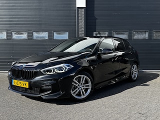 BMW 118i Business Edition M-Sport Shadow Automaat | Navi | Cruise | Carplay | Sfeer | €19.900,- incl. BTW