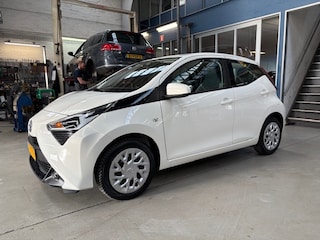 Toyota Aygo 1.0 VVT-i 72pk 5D x-play | Navigatie | Camera | Airco | NAP | Rijklaar prijs!