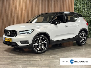 Volvo XC40 T5 Recharge R-Design | Schuifdak | 360° Camera | Harman Kardon | Glacier Silver! | Adaptieve Cruise Control | Bestuurdersstoel elektrisch geheugen | Pilot Assist | BLIS Dode Hoek Detectie | Passagiersstoel elektrisch | Leder/Alcantara R-Design bekleding met wit stiksel en bies | Zitting verlenging voorstoelen | Parkeersensoren voor+achter | Keyless Drive | Elektrisch bedienbare achterklep | Automatisch dimmende binnen en buitenspiegels | 2-Zone Climate Control | Breedstralers in voorbumper | DAB Radio | Apple Carplay/Android Auto | Draadloos telefoon opladen | Volvo On Call met mobiele App functie | Glacier Silver Metallic |