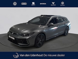 Volkswagen Passat Variant 1.5 eTSI R-Line Business | Trekhaak | Panoramadak