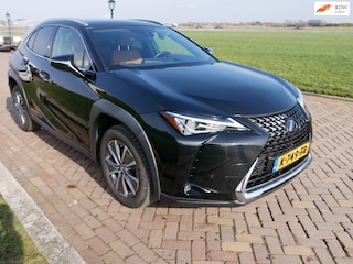 Lexus UX 300e Luxury 54 kWh PANO CAMERA CLIMA ** 15999 NETTO **