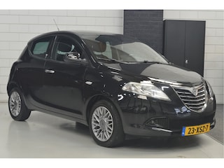 Lancia Ypsilon 1.2 Black & Red