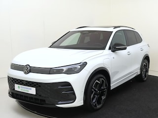 Volkswagen Tiguan 1.5 eHybrid R-Line Edition | SoH 100% | Panoramadak | Trekhaak | Head-up display | Harman/kardon audio | Black style | 360 camera | Lederen bekleding | Stoelventilatie voor |